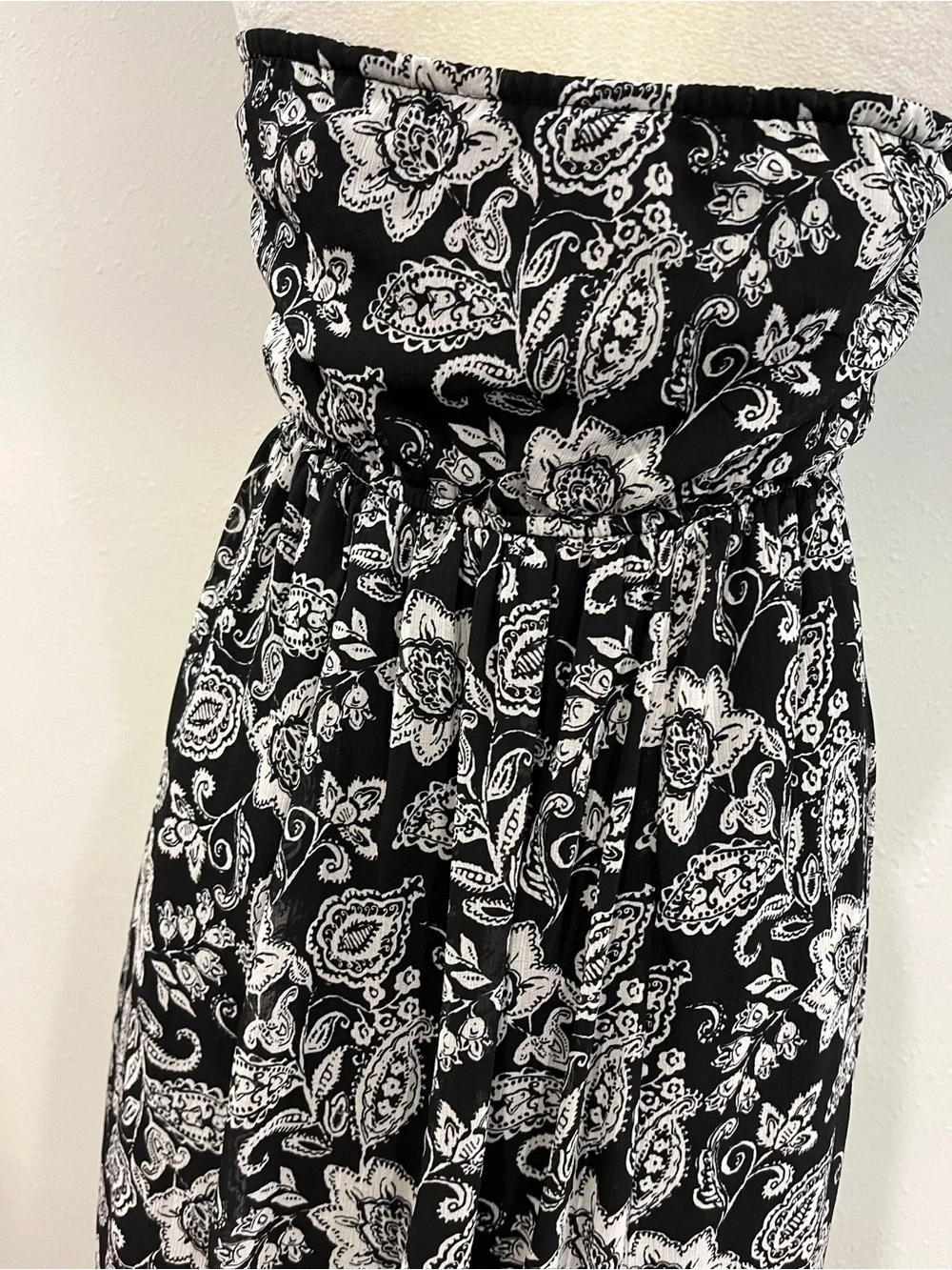 Abercrombie & Fitch Black & White Paisley Halter Maxi Dress size small